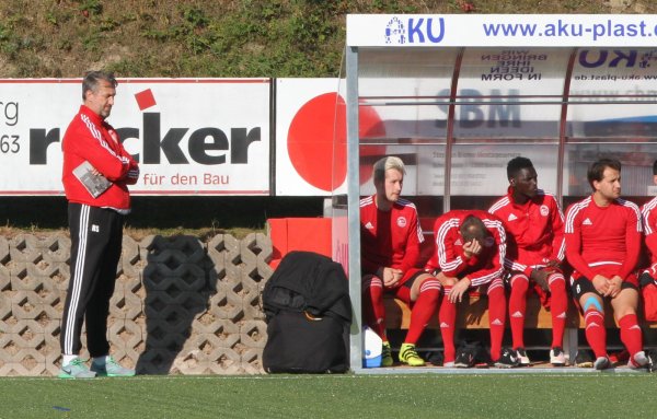 Ratlos am Seitenrand: Trainer Richard Soethe. - © Sebastian Lucas(LZ)