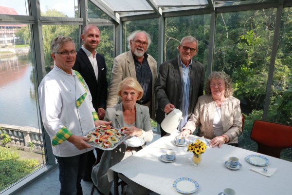 Laden zum Brunch ein: (von links) Kurt Sander von der Bäckerei Biere und André Brinkmann, stellvertrende Vorstandsvorsitzende Ingrid Thaiß, Vorstandsvorsitzender Peter-Uwe Witt, Stiftungsratvorsitzender Friedrich Brakemeier und Koordinatorin Traudel Kayser von der Bürgerstiftung Detmold. - © Yvonne Glandien