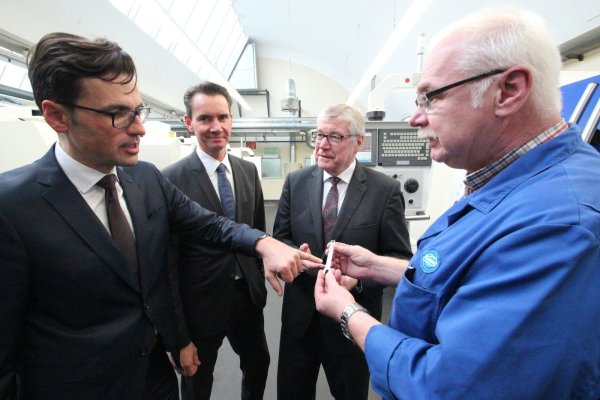Die neue Führungsspitze: Stephan Köhler, Klaus Rübesamen und Reinhard Hölscher (von links) lassen sich von Mitarbeiter Alfred Walessa ein Sägeblatt für die Chirurgie zeigen. - © Till Brand