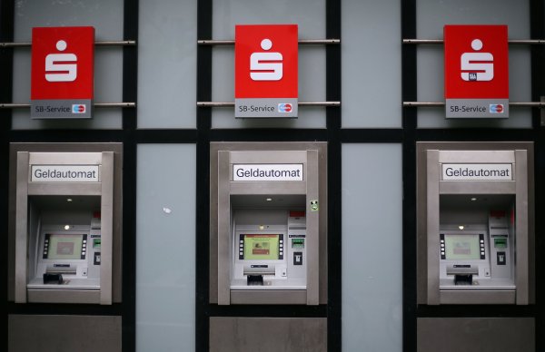 Einige Sparkassen haben nach einer Untersuchung das kostenlose Geldabheben am Automaten eingeschränkt. - © dpa
