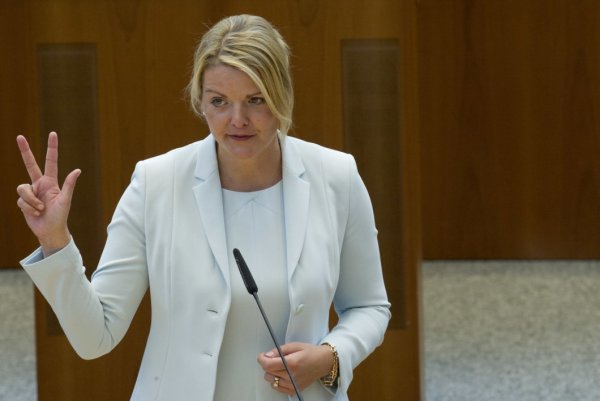 Der Vorwurf, dass es in den Schweineställen des Mastbetriebs der Familie von Landwirtschaftsministerin Christina Schulze Föcking (CDU) massive Verstöße gegen Tierschutzbestimmungen gegeben hat, wird jetzt auch den Landtag beschäftigen. - © picture alliance / SvenSimon