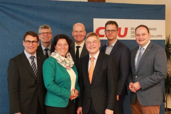 Direktkandidaten der CDU: Oliver Vogt, Christian Haase, Kerstin Vieregge, Ralph Brinkhaus, Michael Weber, Carsten Linnemann und Tim Ostermann (v. l .). - © Katharina Schwarz