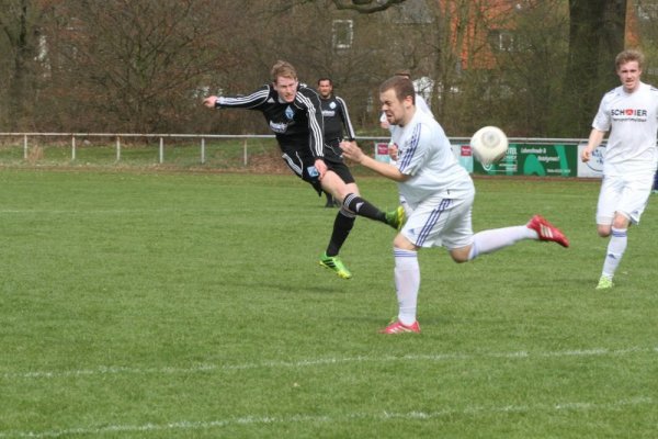 Setzt zum Schuss an: Jarrit
Karaus, hier noch im dunklen Trikot des SC Bad Salzuflen. - © Sebastian Lucas
