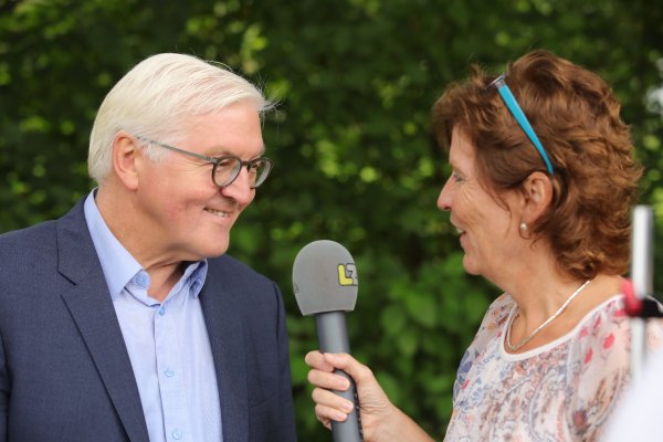 Spontanes Interview: LZ-Redakteurin Silke Buhrmester spricht mit Frank-Walter Steinmeier anlässlich der Feier zum 50-jährigen Bestehen des Heimat- und Verkehrsvereins in Brakelsiek. - © Torben Gocke