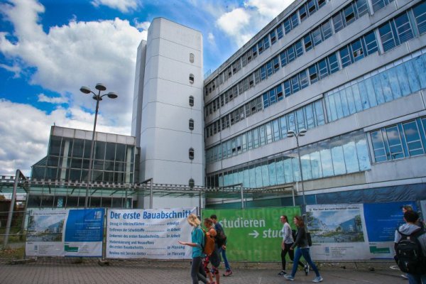 Das Hauptgebäude der Universität Bielefeld wird derzeit komplett saniert. Das wird in sechs Bauabschnitten mindestens ein Jahrzehnt dauern. - © Andreas Zobe