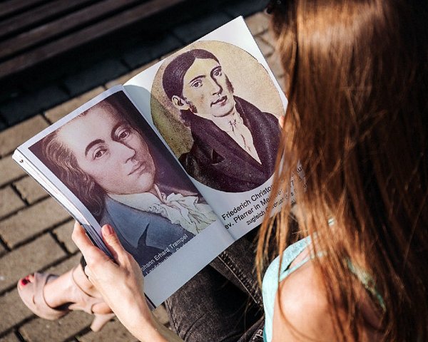 Blick in die Geschichtsbücher: Der Mediziner Johann Erhard Trampel (links) und der Theologe Friedrich Christoph Puhstkuchen gehören zu den Geburtshelfern des Kurortes Bad Meinbergs und haben die Entwicklung mit beeinflusst. - © Arnold Pöhlker