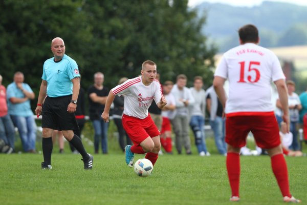Extertals Kleinster zieht an: Yannick Dreier treibt den Ball durchs Mittelfeld. - © Jörg Hagemann