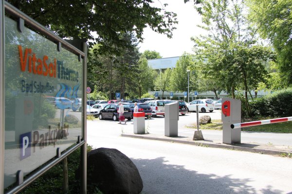 Überdimensioniert: Die Sporthalle (im Hintergrund) des VitaSol wird nicht mehr in der Größe benötigt und ist überdies auch noch baufällig. - © Katrin Kantelberg