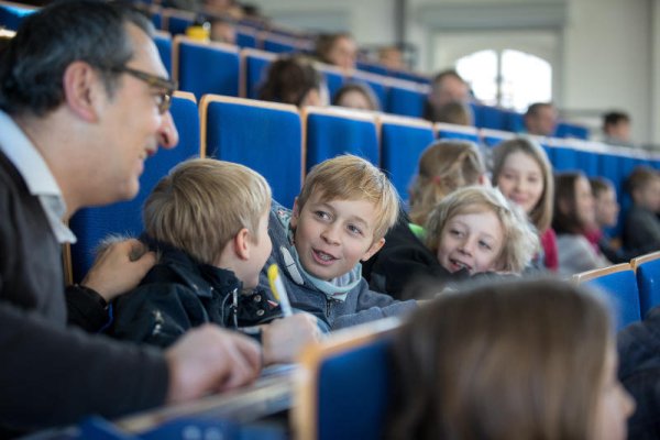 Rund 900 Teilnehmer haben die sechs Vorlesungen und zwei Seminare der Kinder-Uni 2017/2018 besucht - Teilnehmerrekord. 
- © Torben Gocke