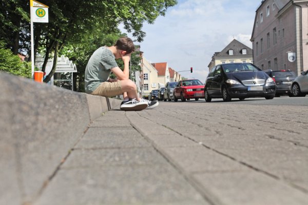Rund um den Willy-Brandt-Platz wird saniert. Unter anderem geht es um die Bushaltestellen. Diese werden mit Beton erneuert und die Bordsteine angehoben. Außerdem kommen taktile Elemente für die Barrierefreiheit dazu. - © Vera Gerstendorf-Welle