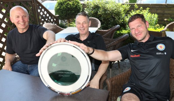 Da ist das Ding: Braunschweigs Trainer Sascha Eickel präsentiert zusammen mit Ralf Hermeier (Mitte, Inhaber „Zum Stillen Eck") und Charly Precht (Phönix-Sport-Service) die Trophäe, die die Eintracht für den Gewinn des DFB-Vereinspokals erhalten hat. - © Oliver König