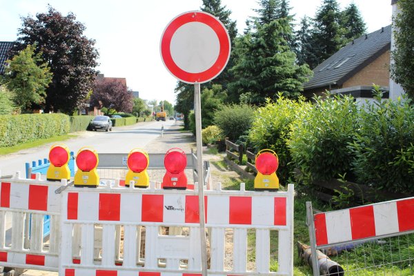 Durchfahrt verboten: Die Afrikastraße ist derzeit gesperrt. Anwohner haben jedoch dennoch die Möglichkeit, zu ihren Häusern zu gelangen. - © Sandra Castrup