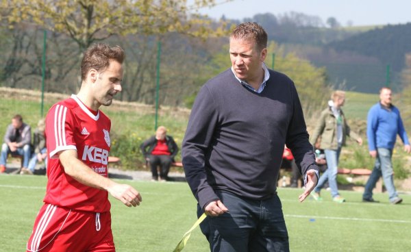 Erfolgreiche Interimstrainer: Nico Haase (links) und Andre Köller retteten den RSV Barntrup vor dem Abstieg aus der Bezirksliga. Haase beendete seine Karriere auch als Spieler. Neuer Mann im Waldstadion: Jörg Dettmar. - © Sebastian Lucas