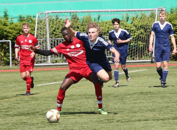 Im freien Fall: Lemgos Leon Hartwig (rechts) kommt im Zweikampf mit Modou Fall von Fichte Bielefeld zu Fall. - © Paul Cohen