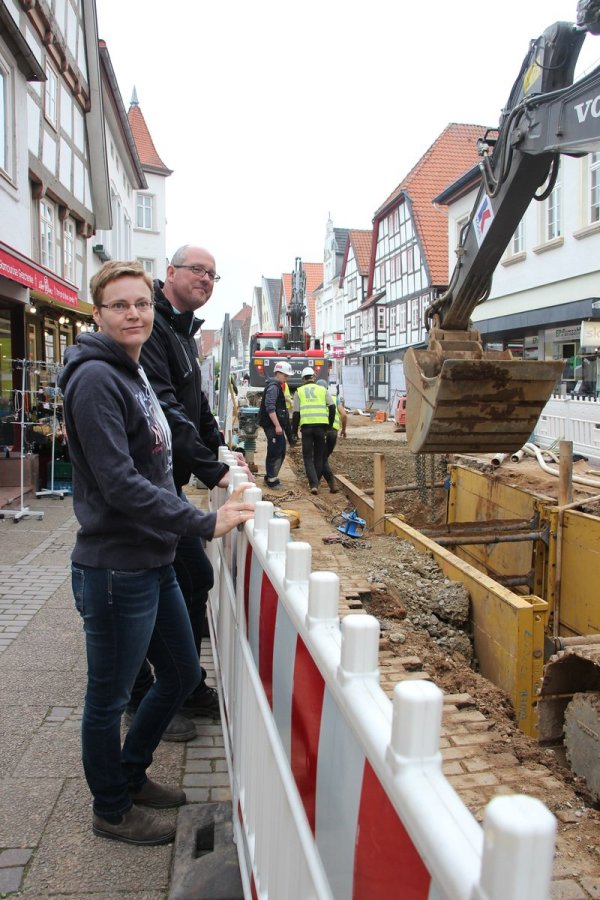 Haben die Bagger im Blick: Petra Hilker von der Stadt und Peter Borheck, Projektleiter von Kögel Bau, sind mit dem Start der Arbeiten in der Mittelstraße zufrieden. - © Marlen Grote