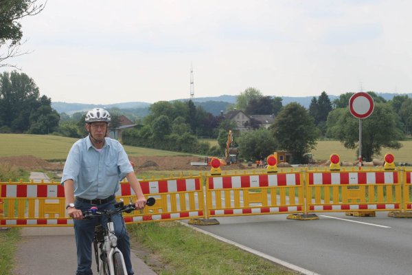 Gesperrt: Andreas Friedrich fährt jeden Tag mit dem Fahrrad von Bielefeld nach Leopoldshöhe zur Arbeit. Die Baustelle für den Kreisverkehr an der Einmündung der der Felix-Fechenbach-Straße zur Straße „An der Windwehe" zwingt ihn zu langen Umwegen. Der Kreis bietet an, eine Umleitung speziell für Fahrradfahrer einzurichten. - © Thomas Dohna