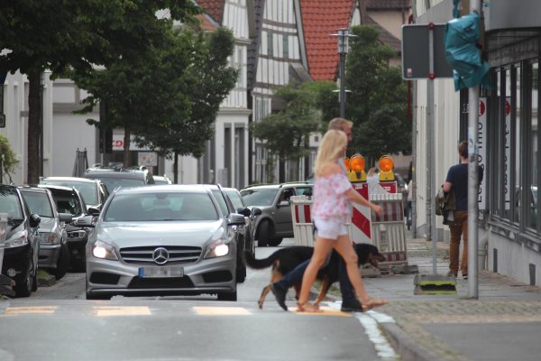 Testphase: Am Waisenhausplatz ist die Ampel abgeschaltet, stattdessen ein provisorischer Zebrastreifen aufgeklebt. Bislang funktioniert das recht gut, meinen alle Beteiligten. Nach den Schulferien kommt die echte Bewährungsprobe – unter Volllast. - © Till Brand
