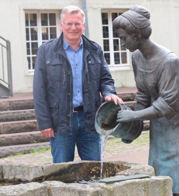 Immer noch aktiv: Ex-Kurdirektor Wolfgang Diekmann steht am Brunnen, der zwischen Rose-Klinik und Kurpark-Eingang liegt. - © Patrick Bockwinkel