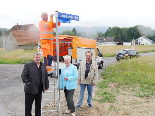 Wegweisend: Axel Friedrich vom Bauhof befestigt das Straßenschild für den Luise-Rinsche-Weg. Sie war von 1929 bis 1932 für die SPD in den Lippischen Landtag gewählt worden und in dieser Zeit die einzige Frau im Gremium. Ihre Enkelin Resi Fischer freut sich mit Rüdiger Scheuß, Ortsbürgermeister von Pivitsheide VL (links) und SPD-Chronist Gerd Kaulvers über die Ehrung. - © Jost Wolf