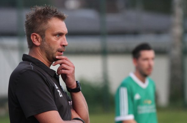 Engagiert am Seitenrand: BHK-Trainer Thorsten Geffers. - © Sebastian Lucas(LZ)