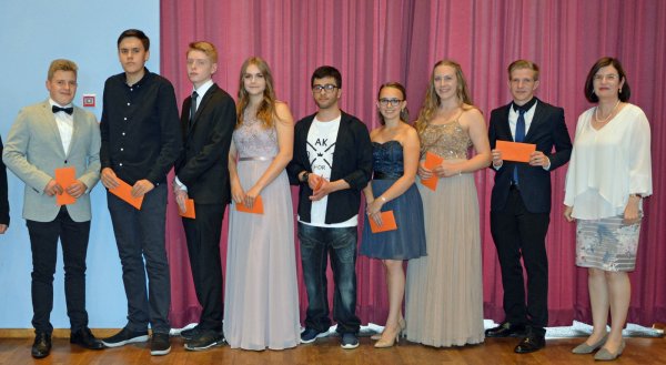 Geehrt: (von links) Florian Ziegler, Niklas Vogt, Patrick Dura, Maya Luna Spellmeier, Orkan-Ciya At, Celina Niggemeier, Feline Palberg und Bastian Topp mit Schulleiterin Eva Brinkmeier. - © Foto: Privat