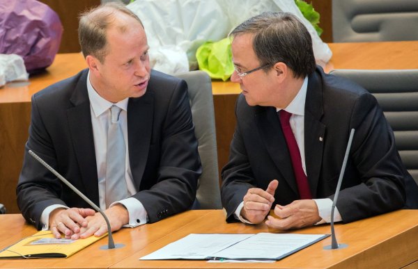 Der Ministerpräsident Armin Laschet im Gespräch mit seinem Vize Joachim Stamp. - © dpa