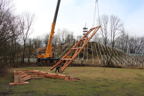 An der Baustelle: Ein 58 Meter hoher Kran hebt die Seitenwände auf das Fundament, das sich auf dem höchsten Punkt des Museumsgeländes befindet. Dort werden sie mit Hilfe eines Montagegerüsts montiert. - © Jana Beckmann