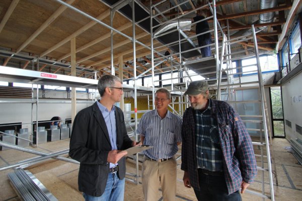In der Aula: (von links) Justus Stücken (Ingenieurbüro Adriaans), Andreas Bradler (Fachgebietsleiter Bauen der Gemeinde Extertal) und Schulhausmeister Peter Rabe. - © Jens Rademacher