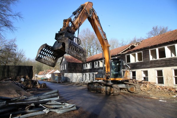 Ein Bagger reißt große Löcher in das Dach der alten Polizeistation. - © Bernhard Preuß