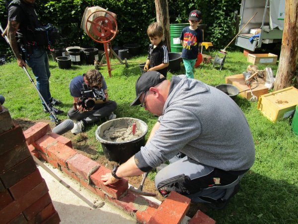 Bei den Dreharbeiten des ZDF; Ziegel wie in alten Zeiten herstellen. - © Privat