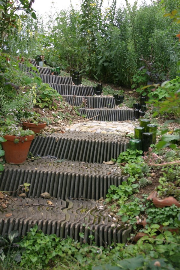 Recycling mit Nutzwert: Eine Treppe aus alten Dachziegeln bietet Tieren Verstecke. - © Privat