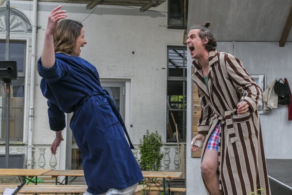 Eine Spielszene aus "Drunter und drüber". - © Foto: Landestheater/Jochen Quast