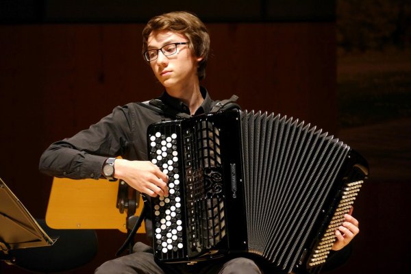 Virtuoser Spannungsbogen: Jacob Niller (16) ist einer der Nachwuchsmusiker, die bei der Darbietung in der Hochschule für Musik auf ihrem Instrument beeindruckt haben. - © Thomas Krügler