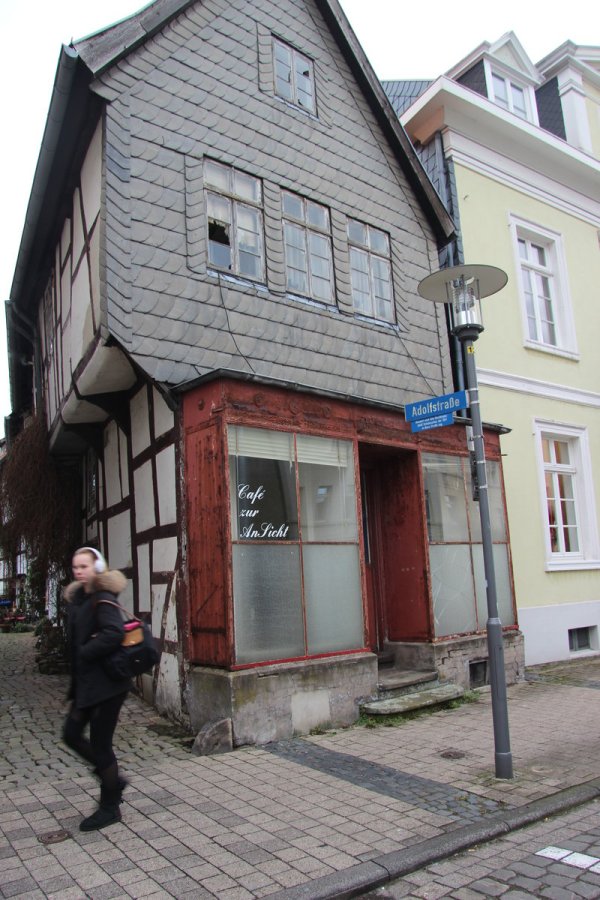 Das soll ein Wohnhaus werden: Das Eckgebäude an der Adolfstraße 1 / Exterstraße ist nicht sehr groß. Die Stadt will die Modernisierung fördern. - © Sven Koch