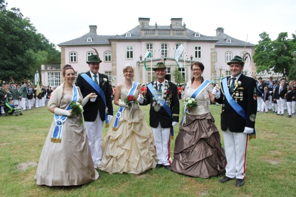 Neuer Thron in Sch?tmar: Bernd und Melanie Sommerfeld (Bildmitte) werden von Bettina und Christian Hellmich (rechts) sowie Heike und Frank Sch?tzle in ihrer Funktion als neues K?nigspaar der Sch?tmaraner Sch?tzen unterst?tzt. Foto: Daniel Hobein - © (2016) Daniel Hobein - www.hobe.in