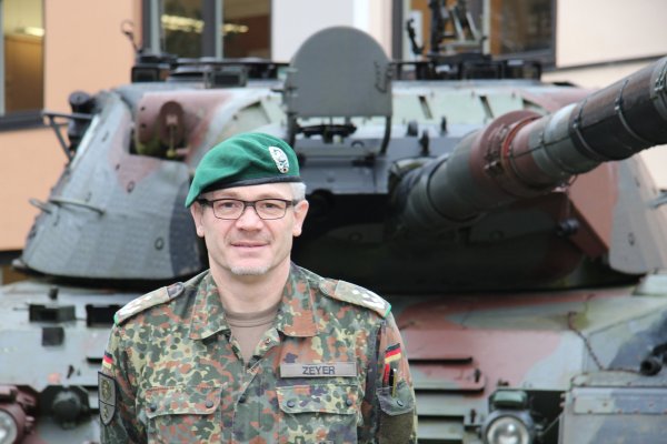 Standortältester: Oberst Siegfried Zeyer – hier vor einem Leopard-Panzer – repräsentiert die Bundeswehr Augustdorf in der Region. - © Cordula Gröne