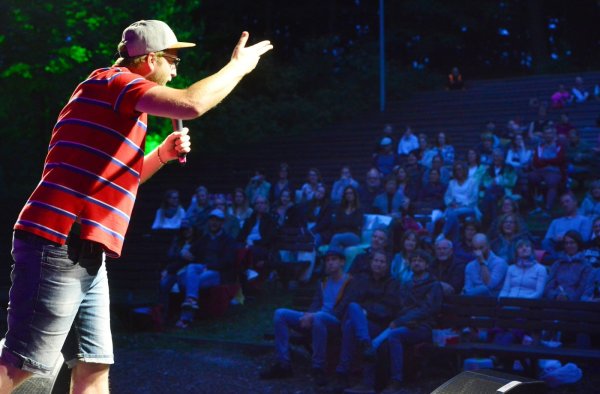 Benny Stark hat bei Nightwash auf der Detmolder Waldbühne mit großer Leidenschaft moderiert und damit seinem Namen alle Ehre gemacht. - © André Gallisch