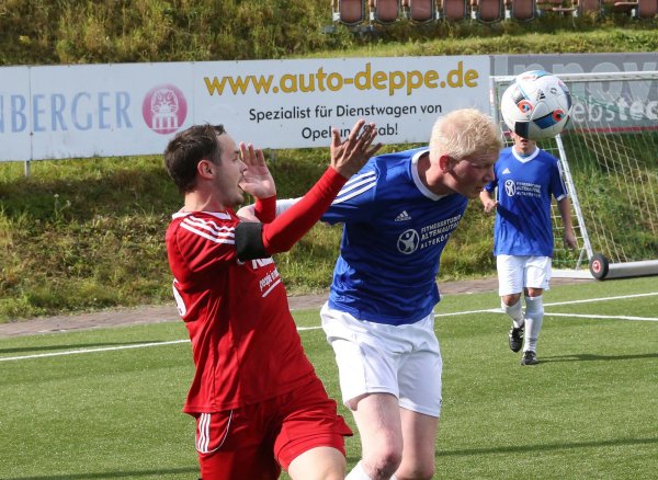 Eher am Ball: Attelns Marius Köhler köpft vor den Augen von Barntrups Johannes Lindemeier. - © Paul Cohen