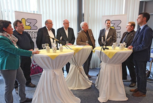Kontroverse Debatte im Medien Centrum Giesdorf: (von links) Kerstin Vieregge (CDU), Matthias Uphoff (Linke) und Rainer Brinkmann (SPD), die beiden Moderatoren Ralf Freitag (LZ-Geschäftsführer) und Thomas Reineke (Leiter Lokales), Carsten Möller (FDP), Uwe Detert (AfD) und Robin Wagener (Grüne). - © Foto: Gerstendorf-Welle