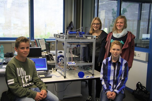 Junge Konstrukteure: (von links) Nils, Kathy, Sarah und Jan präsentieren den 3D-Drucker. - © Pia Veensma
