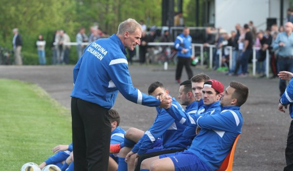 Im dritten Jahr wieder bei Fortuna Schlangen: Trainer Werner Koch klatscht mit den Spielern auf der Bank ab. Zwei Zugänge hat er im Kader. - © Sebastian Lucas