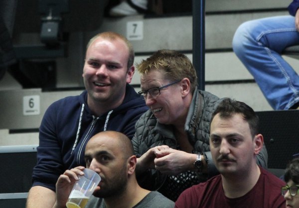 Markus Rüschenpöhler und seine Mutter schauen  bei einem Spiel zu
 - © Sebastian Lucas