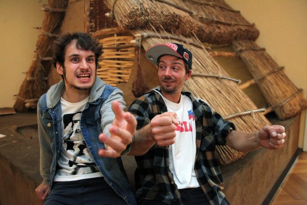 Thomas Ehrlichmann (links) und Adrian Thomser spielen an der Steinzeithütte eine Szene aus "Chick". - © Bernhard Preuß