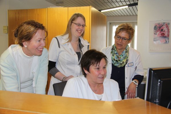 Wechsel nach Lieme: Die Ärztin Gundula Krause (links) führt die Praxis von Dr. Harald Lenger weiter. Auf dem Bild ist sie mit ihrem Team (hinten, von links) Pia Heinzel, Bärbel Dreweskracht und (vorn) Martina Bennett zu sehen. - © Tobias Schneider