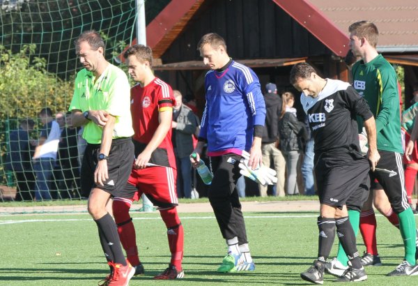 Der Kopf geht nach unten: Blombergs Keeper Dominik Sobanski (blaues Dress, Dritter von links). - © Sebastian Lucas