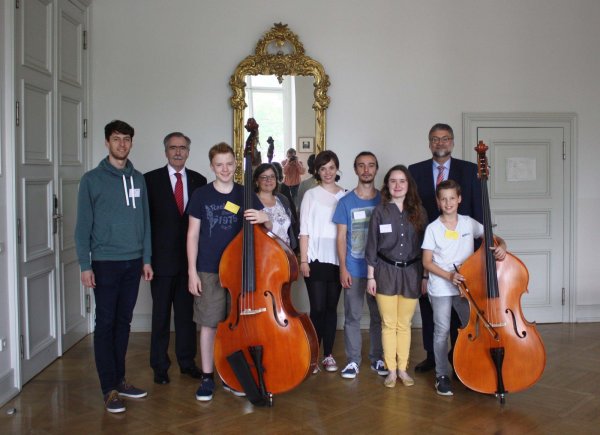 Förderer und der Nachwuchs: Hans Laven (Zweiter von links, Sparkasse Paderborn-Detmold) und Thomas Trappmann (rechts, Philharmonische Gesellschaft OWL) besuchen das Sommerakademie-Team und lernen die Teilnehmer kennen. - © HfM Detmold/Plettenberg