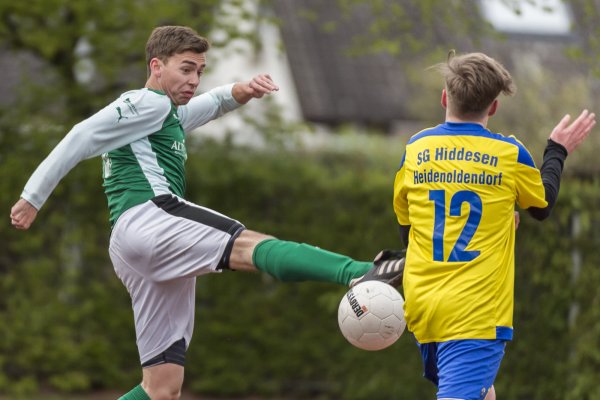 Hoher Einsatz - der Pivitsheider Jannik Fischer geht mit gestrecktem Bein in den Ball. Lukas Burmeier von der Spielgemeinschaft kommt einen Moment zu spät. - © Egon Penner