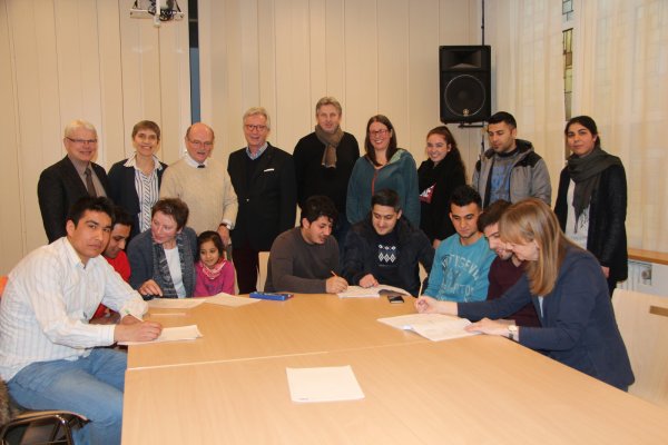 Förderung für die Flüchtlingshilfe: (hinten, von links) Andreas Schmuck, Prof. Dr. Lucia Mühlhoff, Dr. Thomas Richter, Rudolf Westerheide und Jörg Pohlmann vom Rotary Club Lemgo-Sternberg mit Dagmar Begemann, Lerngruppenteilnehmern, Ehrenamtlichen und weiteren Unterstützern. - © Tobias Schneider