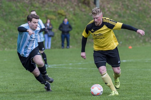 Zentrales Duell - Immer wieder kämpften Robert Ihle (links) und der Pivitker Cedric Ehlebracht um die Ballhoheit. Ehlebracht konnte seine Mitspieler ein ums andere Mal klug in Szene setzen. - © Egon Penner
