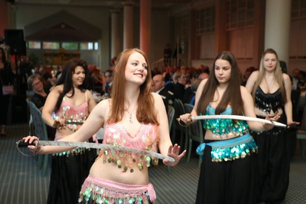 Hingucker: Die Bauchtanzgruppe „Shining Treasure" begeistert beim Jubiläumsball im Kurhaus. Doch auch die Schützen erweisen sich im  Anschluss als überaus tanzfreudig - © Guntmar Wolff
